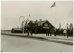 Hedesunda station utsmyckad i samband med banans invigning 29 juni 1901. Längst fram på perrongen, till höger, står den förste stationsinspektorn vid Hedesunda, Axel Bylander född 1866. Till vänster om honom syns hans familj. Till höger i bild är i riktning mot Sala.