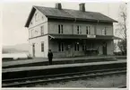 Station anlagd 1880. Tvåvånings stationshus i trä. Byggnaden moderniserad invändigt 1945. Mekanisk växelförregling. 1936 fick eldrift. 
Hennans stationhus flyttad från Hennan i Ljusdal och återuppbyggd 2006 vid Sveriges Järnvägsmuseum