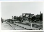 Herrljunga station öppnad 1863. Först byggdes ett litet stationshus som användes 1862 -1864. Nytt stationshus byggt 1864.