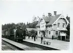 Station anlagd 1902. Tvåvånings stationshus i trä. Mekanisk växelförregling.
BAJ lok 70. Loket tillverkat 1931av Nohab, tillverkningsnummer 1920. Skrotades 1972.