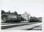 Station anlagd 1902. Tvåvånings stationshus i trä. Mekanisk växelförregling.
GBJ personvagn och BAJ ånglok.