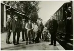 Sillatåget vid stationen. Från vänster Hjalmar Jeppsson, Sven Jeppsson, ej känd, Thure Brandt, Harry Johansson, Gustav Lundberg, Manfred Björnsson, Ernst Lilja och den uniformerade mannen heter Johan Fredriksson.