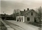 Station anlagd 1894. En- och enhalvvånings putsat stationshus. Expeditionslokalerna utökades 1942. Mekanisk växelförregling, kontrollås . Öppnad 12.11.1894. Stationshuset byggdes om 1938 och stationen drogs in 1966. Stationshus i trä, senare reverterat. Det fanns även ett mindre godsmagasin och ett uthus. Kombinerad post och jvgstation till 1951