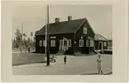 Sveg--Hede
Hållplats anlagd 1924. Envånings stationshus i trä, sammanbyggt i vinkel med godsmagasinet