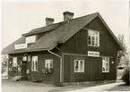 Namnet var tidigare RISBÄCK. Trafikplats anlagd 1904. Stavas 1948 HÅMOJÅKK. Envånings stationshus i trä.