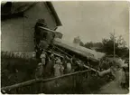 Riddersvik lokstall. Ånglok SWB L 47, Stockholm Västerås Bergslagens Järnvägar, har kört igenom lokstallets vägg i Riddersvik (efter 1920-06-01 Hässelby Villastad).