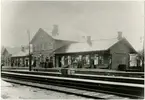 Tvåvånings stationshus i sten, byggt 1863. Tillbyggt 1876 och 1890 . Nytt stationshus i tegel 1919, invigt 1921 ,1914 uppfördes, som ett provisorium under ombyggnadstiden, en stationsbyggnad söder om den nuvarande. Den ligger år 1991 kvar och används av Postverket . Vid södra infarten låg SJ:s växtdepå. Ett äldre lokstall ersattes av ett sjuportars med vändskiva