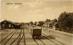 Utsikt över Hästveda bangård mot norr. Bortom stationshuset står ÖSJ, åget mot Karpalund. Stationen öppnad 1.8.1862. Envånings stationshus i trä enligt Gnestamodellen. Mekanisk växelförregling.  Eldrift 1933. Stationen anlagd 1868.