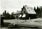 Stationen öppnad 1898-12-18.Envånings stationshus i trä. Stationshuset ombyggdes och moderniserades 1946-47.  Mekanisk växelförregling. Häverösund som nu kallas Häverödal.