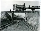 Godståg på järnvägsbro vid Höganäs. 
ÖSJ lok nr 12.