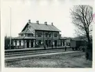 Höganäs Övre station. Järnvägen från Kattarp till Höganäs öppnades 1885 av SHJ, Skåne - Hallands Järnväg. I Höganäs fanns då två stationer, Höganäs Övre och Höganäs Nedre. Efter 1919 blev det en station istället för Höganäs Övre och Höganäs Nedre. En stor ombyggnad av Höganäs station ägde rum 1936. Nedlagd 1992.