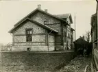 Järnvägen från Kattarp till Höganäs öppnades 1885 av SHJ, Skåne - Hallands Järnväg. I Höganäs fanns då två stationer, Höganäs Övre och Höganäs Nedre. Efter 1919 blev det en station istället för Höganäs Övre och Höganäs Nedre. Då byggdes nya stationshuset.  Arkitekten var Folke Zetterwall. En stor ombyggnad ägde rum 1936. Nedlagd 1992. Nuvarande bostadshus.