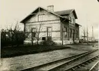 Järnvägen från Kattarp till Höganäs öppnades 1885 av SHJ, Skåne - Hallands Järnväg. I Höganäs fanns då två stationer, Höganäs Övre och Höganäs Nedre. Efter 1919 blev det en station istället för Höganäs Övre och Höganäs Nedre. Då byggdes nya stationshuset.  Arkitekten var Folke Zetterwall. En stor ombyggnad ägde rum 1936. Nedlagd 1992. Nuvarande bostadshus.