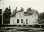 Högfors station öppnad 1876. En- och enhalvvånings träbyggnad. Arkitekt Axel Kumlien.  Bangård med rundspår 1869, innan dess enbart stickspår. Mekanisk växelförregling. Stationen avbemannad 1956.