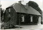 Station öppnad 1910. Litet envånings tegelhus. Moderniserades 1940.  Stationen avbemannad 1972. Nu för tiden är stationshus privatbostad.