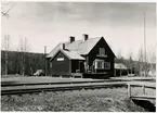 Text på kortet- Nedl av bandelen Sälen - Särna 1.9.1961. Foto 31.8.61.
Volvo PV 444 bakom stationshuset.