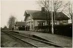 Personal och barn uppställda framför stationshuset för fotografering.