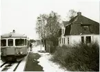 Motorvagn Y7 vid Hökerum hållplats. 
Stationen togs i drift 1917, blev hållplats 1982, lastplats i juni 1985, all trafik lades ner  i mars 1986.