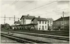 Pressbyråns vykort med text på baksidan.
Detta vykort inköptes den 8 augusti 1956 uti Svenska Pressbyråns kiosk intill järnvägsstationen i Höör, då stmbefattningen vid stn innehades av Einar Mauritz Ardevall född 1894 från  år 1951. 
Höörs station med sign. H.ö. ligger å 10 ts, 10 bs och 10 ms, linjesträckan Eslöv-Hässleholm. Lönegraden för stinsbef. är f.n. ca 20. 
Stn. har 5 spår. Sp 1. nedspåret för tåg mot Eslöv och sp. 2. uppspåret för tåg mot Hässleholm. Sp. 3. sidotågväg.
Fraktgodsmagasinet med exp. vid södra  magasinsgaveln ligger rakt framför stationshuset. Stn. har fällbommar i båda ändar av bangården. 
Dubbelspåret lin Malmö C--Hö-- Hässleholm är försett med s.k. automatisk linjeblockering med blp.