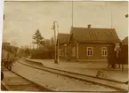Oläslig / svårtolkad text på baksidan
Stationen byggd 1885 av KIJ. Förlängd och påbyggd m flygel .Station från 1885. Stationshus av banans större typ. Det finns kvar år 1991 och är sedan 1987 vandrarhem. Vattentornet i tegel från 1885 står kvar som kulturminne och ägs av Östra Göinge Kommun. Godsmagasinet har rivits i sen tid. Lokstall med vändskiva försvann betydligt tidigare .Trafikplats anlagd 1885. Envånings stationshus i trä, två gavlar mot banan 
KIJ , Kristianstad - Immelns Järnväg