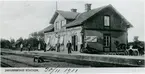 Kortet avsänt 1911-11-30.
Tackkortet avsänt från stinsen Nyberg i Jakobsberg
till kollegan Lind i Barkarby.
Stationen byggd 1877. 1910 byggdes nuvarande ställverk. Bangården utbyggdes 1941 .
SWB , Stockholm - Västerås - Bergslagens Järnväg