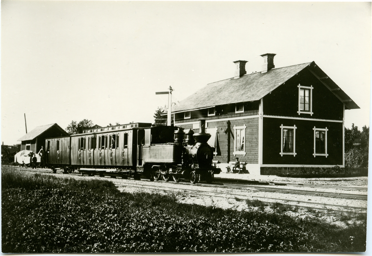 Station anlagd 1887. En och enhalvvånings stationshus i trä. Senare lastplats. Avbemannad 1973. Bispår till Lindeby Hytta rivet 1951. Bispår till Haggruvan.
BDJ 4, Bredsjö - Degerfors Järnväg