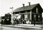 Station anlagd 1887. En och enhalvvånings stationshus i trä. Senare lastplats. Avbemannad 1973. Bispår till Lindeby Hytta rivet 1951. Bispår till Haggruvan 
BDJ 4, Bredsjö - Degerfors Järnväg