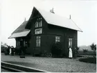 Trafikplats anlagd 1902. Envånings stationshus i vinkel. Mekanisk växelförregling .Växelförregling infördes 15.5.1921. Stationshuset revs i augusti 1962. Under banans sista tid, fr o m början av 1964 fick hållplatsen namnet VÄSTRA FRÖLUNDA, men någon namnskylt uppsattes aldrig, och ej heller ändrades i tidtabellen 
GSJ , Göteborg - Särö Järnväg