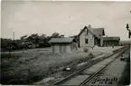 Trafikplats anlagd 1902. Envånings stationshus i vinkel. Mekanisk växelförregling .Växelförregling infördes 15.5.1921. Stationshuset revs i augusti 1962. Under banans sista tid, fr o m början av 1964 fick hållplatsen namnet VÄSTRA FRÖLUNDA, men någon namnskylt uppsattes aldrig, och ej heller ändrades i tidtabellen 
GSJ , Göteborg - Särö Järnväg