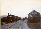 Station anlagd 1878. Tvåvånings stationshus i trä. Mekanisk växelförregling .
1:a nattåget Storlien--Stockholm
SJ Kc 380.  Lokförare Pegelow (broder till fd. GD Pegelow).
Konduktö (vit rock) var far till fd. Xf Liedberg Igx. Cst.
Winberg tågklarerare.
2:a vagnen = den gamla postvagnen.
Fotot taget kl. 23,30