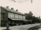 Station anlagd 1878. Tvåvånings stationshus i trä. Mekanisk växelförregling