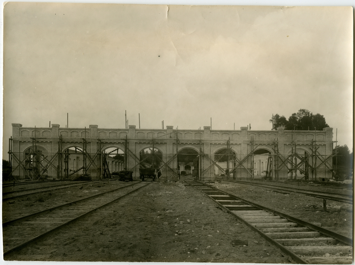 Hette före 1921 JÄRFVA. Det nuvarande stationshuset i trä i två våningar uppfördes 1866. Den 19 juni 1939 brann södra flygeln ned .Stationshuset rivet Namnet 1921 ändrat till ULRIKSDAL.
Järva lokstation , tågstallet.
Byggnadsarbetena pågick etappvis 1913-16.