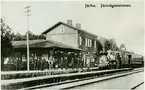 Hette före 1921 JÄRFVA. Det nuvarande stationshuset i trä i två våningar uppfördes 1866. Den 19 juni 1939 brann södra flygeln ned .Stationshuset rivet på 1970-talet. Namnet 1921 ändrat till ULRIKSDAL.
SJ Pb 276 