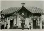 Karlberg järnvägsstation, gamla stationen.
På bilden syns Stins Krister Herman Blomberg (vid Karlberg 1890-1901) med dotter och son, till höger fru Karlberg med broder.