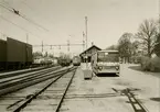 Bangård vid Karlsborg järnvägsstation. Buss på plattformen.