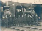 Lokstall i Karlstad med personalen. Föraren i mitten är P. Almgren. Karlstad station anlades i samband med  tillkomsten av Nordvästra stambanan. 
SJ Da 354. Loket tillverkat 1889 av  Motala Verkstad. Slopad 1920.
SJ Ke 788. Loket tillverkat 1903 av  Motala Verkstad. Skrotad 1935 i Vislanda.