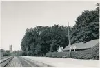 Stationen anlades i samband med  tillkomsten av Nordvästra stambanan. Stationshuset ritades av arkitekten  Edelsvärd. K-märkt 1986.Stationens yttre utformning har inte ändrats, men 1923, 1933 och 1943 har invändiga förändrings- och moderniseringsarbeten utförts.1920 utökades spårsystemet . Kombinerad mekanisk och elektrisk tågvägsförregling anordnades 1930.