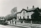 Stationen byggd och öppnav1865 av CHJ, Kristianstad - Hässleholms Järnväg. Nytt stationshus i tegel byggdes 1881. Tvåvånings stationsbyggnad i tegel, något ovanför spåren. De flesta stations byggnaderna finns kvar som privata bostäder.