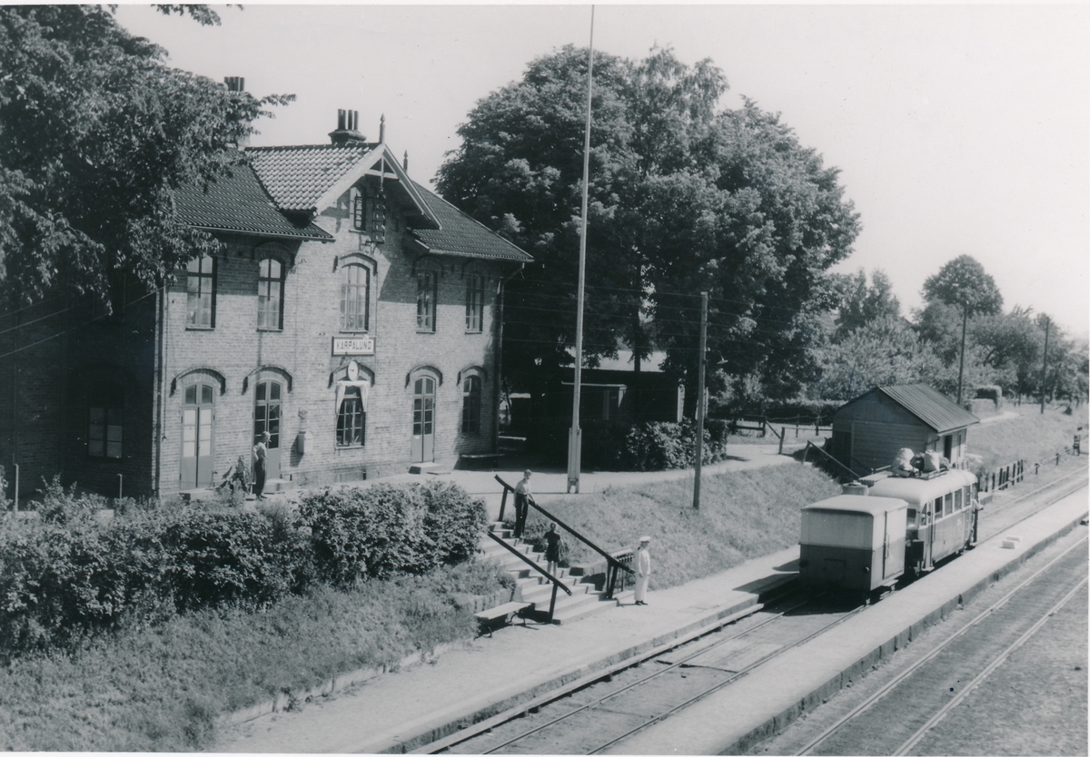 Stationen byggd och öppnav1865 av CHJ, Kristianstad - Hässleholms Järnväg. Nytt stationshus i tegel byggdes 1881. Tvåvånings stationsbyggnad i tegel, något ovanför spåren. De flesta stations byggnaderna finns kvar som privata bostäder.