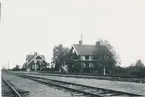 Stationen öppnades 1913-07-01. En- och enhalvvånings stationshus i trä. Mekanisk växelförregling.