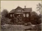 Statens Järnvägar, SJ  Baningenjörens bostad i Katrineholm.omk 1897-1898     Alexander Wiberg (yngste sonen). Fru Fägerskiöld Fröken Anna Wiberg Okänd, Fru Wberg, Baningenjör (Bd fr.1899). A. Wiberg, fröken Lova Wiberg, (sedemera Fru Sonelius) Doktor Börjesson, Friherre Fägerskiöld?