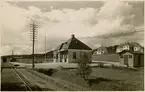 Kinnahults hållplats
Namnet var tidigare KÄLLÄNG. Station anlagd 1918. Envånings stationshus, putsat och med toppigt tak. Mekanisk växelförregling   
WBJ , Varberg - Borås Järnväg.

Namnet ändrades sedan till HULT. Eller var det, enligt tillägg, KINNAHULT (O)?