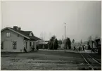 Tåg 2625
Lok                 1768
Håll- och lastplats anlagd 1906. Envånings stationshus i trä . Öppnad 21.12.1906. Först station, men från 1925 håll- och lastplats (HNJ). Enligt (Järnvägarna kring Ulricehamn) är stationshuset flyttat hit från Trädet 1906.
HNJ Halmstad - Nässjö Järnväg