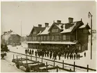 Stationshuset  före branden 26/4 1915.
Stationshus av trä, utvändigt tjärstruket, färdigt 1900 . 
1915 nytt stationshus i tegel istället för det gamla som brunnit