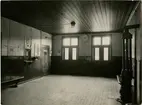 Bild 1:
Väntsalen mot bangården tagen år 1935, före ombyggnationen.

Jämför bild 2 efter ombyggnationen.