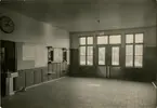 Bild 2:
Väntsalen mot bangården tagen år 1935, efter ombyggnationen. 

Jämför bild 1 före ommbyggnationen.