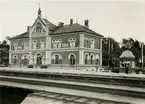 Stationen. Järnvägsstationen öppnades 1879. 
Den dåvarande stationsbyggnaden ansågs av kung Oscar II vara alltför oansenlig och borde ersättas av en större och finare. Planer för nybyggnad fanns och det passade ganska bra då det gamla stationshuset eldhärjades 1898. 
Det nya stationshuset hade också plats för Tullverket i Fredrikshald som nu flyttade sin verksamhet till Kornsjö.