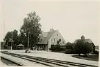 Stationen anlades 1912. 1939-40 moderniserades såväl expeditionslokalerna som bostadslägenheten. Tvåvånings tegelbyggnad