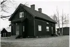 Stationshus av KROKVIKSMODELLEN, ritade av Folke Zettervall, fanns vid sex stationer (Malmbanenytt 7/95). 
Trafikplats anlagd 1901. Stationshuset, en våning i trä, tillbyggt 1914.