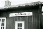 Kåbdalis järnvägsstation. Skylten på stationshuset.